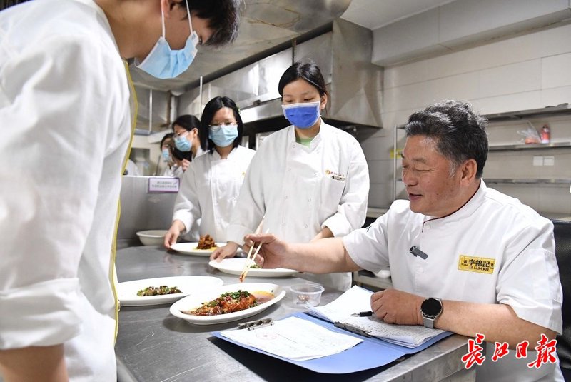 如何成为一名优秀的餐饮服务员?从日常服务到顾客体验,每个细节都不容忽视。